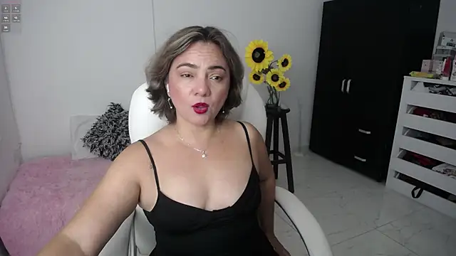 Snapshot of ana_milf chatting on February 18, 11:33 am ana milf online show from February 18, 11:33 am