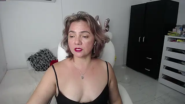 Snapshot of ana_milf chatting on January 19, 2:15 am ana milf online show from January 19, 2:15 am