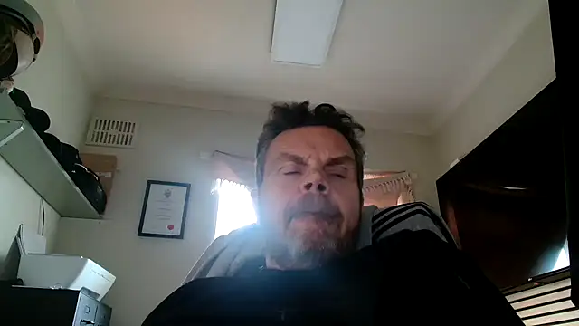 Snapshot of toptugger chatting on February 14, 3:05 pm toptugger online show from February 14, 3:05 pm