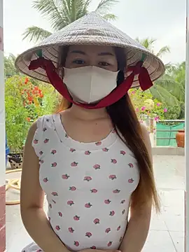 Snapshot of BabyThree_ chatting on November 4, 9:24 am BabyThree online show from November 4, 9:24 am