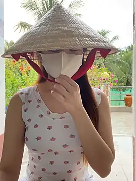 Snapshot of BabyThree_ chatting on November 13, 8:29 am BabyThree online show from November 13, 8:29 am