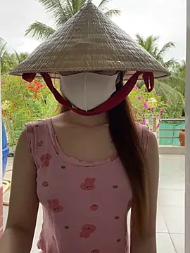 Snapshot of BabyThree_ chatting on October 28, 8:24 am BabyThree online show from October 28, 8:24 am