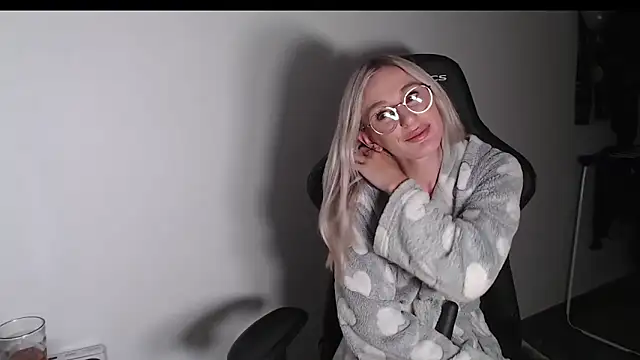 Liana Lou online show from November 9, 6:23 pm