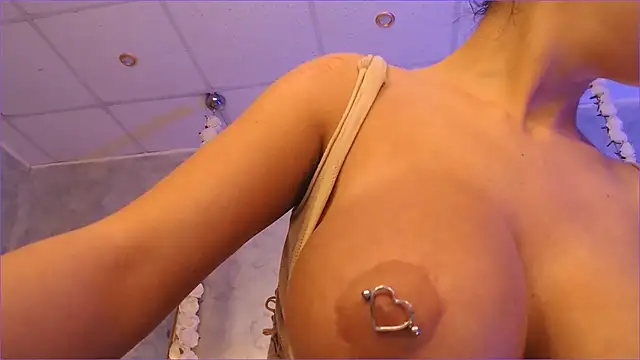 Snapshot of MolyStone chatting on October 30, 8:12 am MolyStone online show from October 30, 8:12 am