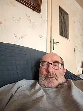 Snapshot of gillou1234 chatting on October 31, 1:41 pm gillou1234 online show from October 31, 1:41 pm