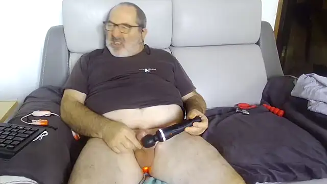 Snapshot of gillou1234 chatting on November 17, 8:51 am gillou1234 online show from November 17, 8:51 am