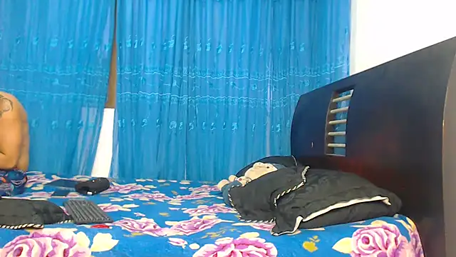 Snapshot of Hot_Sharks_ chatting on September 25, 10:54 am Hot Sharks  online show from September 25, 10:54 am