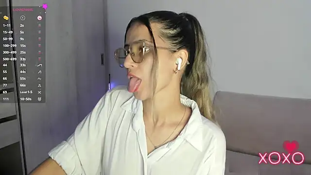 Snapshot of Lilacutte_ chatting on September 29, 8:32 am Lilacutte online show from September 29, 8:32 am