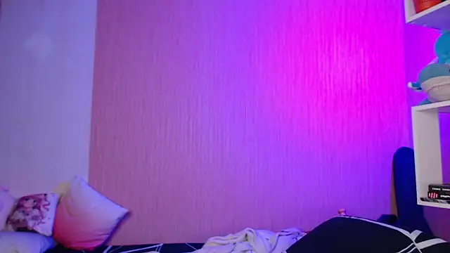 Snapshot of ur_kitty__ chatting on September 22, 1:28 pm ur kitty online show from September 22, 1:28 pm