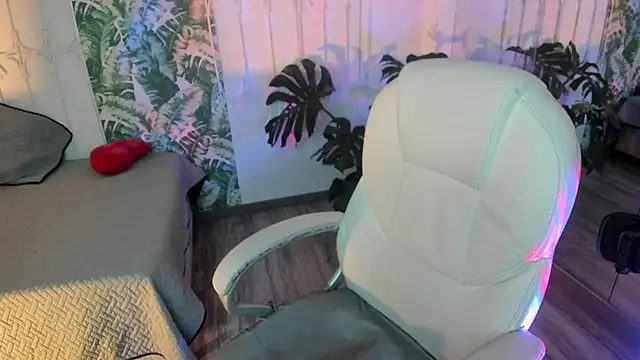 cute hollywood online show from December 5, 8:50 pm