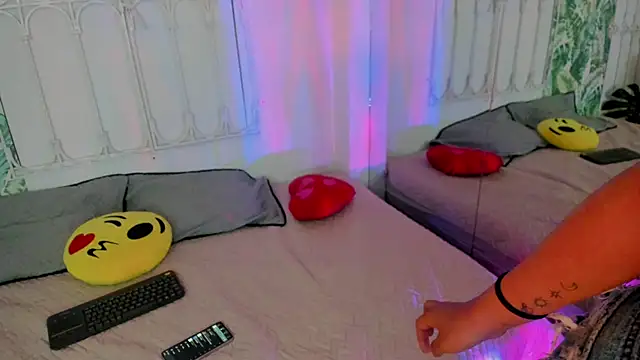 cute hollywood online show from November 28, 8:31 pm