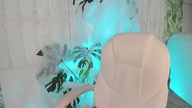 Snapshot of cute_hollywood chatting on October 15, 12:24 pm cute hollywood online show from October 15, 12:24 pm