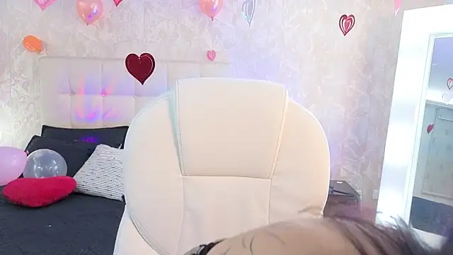 cute hollywood online show from February 23, 9:04 pm