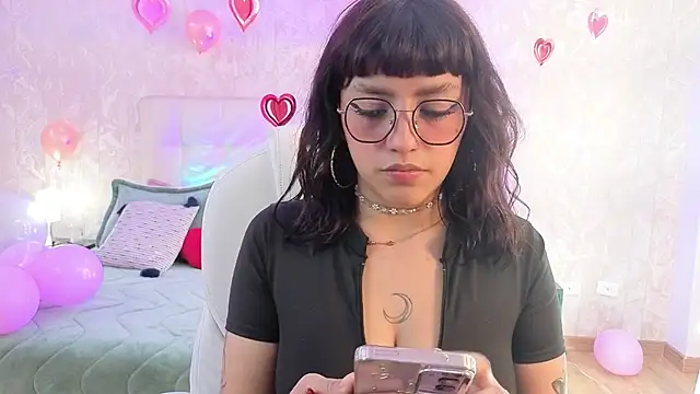 cute hollywood online show from February 19, 7:44 pm