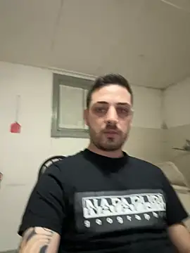 iltoscano95 online show from October 18, 7:38 pm