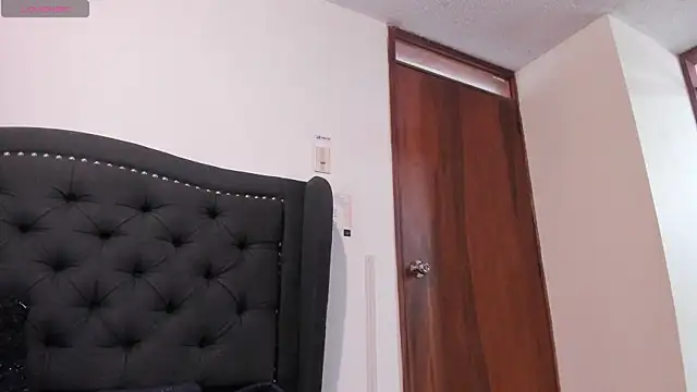 Snapshot of EmaGw chatting on December 1, 1:45 pm EmaGw online show from December 1, 1:45 pm