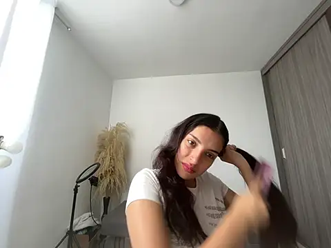 dakota le online show from June 25, 1:49 pm