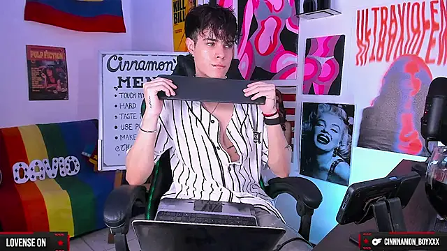 Snapshot of cinnamon_boyxxx chatting on December 6, 4:08 am cinnamon boyxxx online show from December 6, 4:08 am
