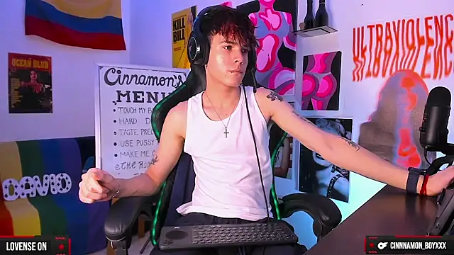 Snapshot of cinnamon_boyxxx chatting on December 17, 4:56 am cinnamon boyxxx online show from December 17, 4:56 am