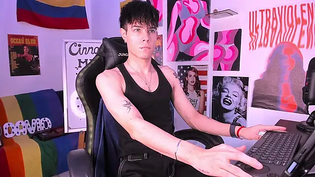 Snapshot of cinnamon_boyxxx chatting on February 17, 4:20 am cinnamon boyxxx online show from February 17, 4:20 am