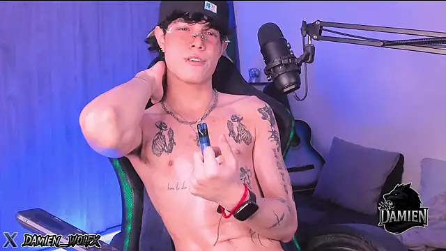 Snapshot of cinnamon_boyxxx chatting on September 21, 2:39 am cinnamon boyxxx online show from September 21, 2:39 am