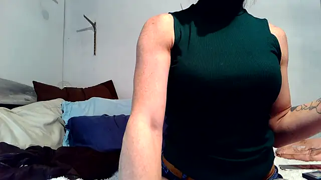 Genevieve143 online show from November 27, 5:30 am