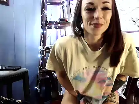 Snapshot of Genevieve143 chatting on June 16, 4:01 am Genevieve143 online show from June 16, 4:01 am