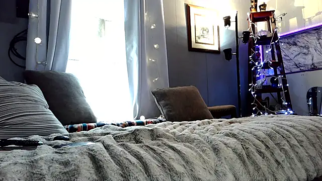 Genevieve143 online show from November 30, 9:15 pm