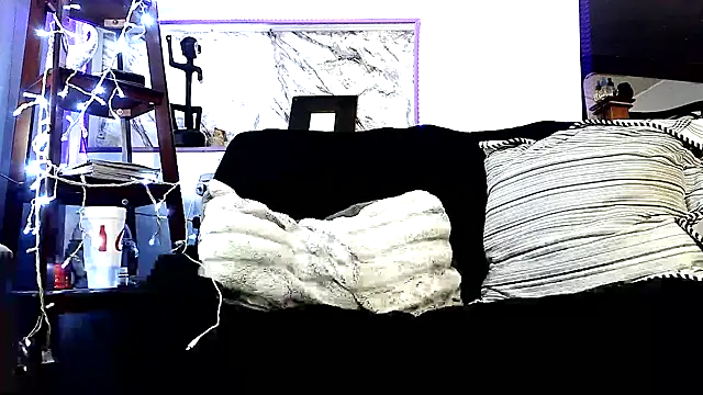 Snapshot of Genevieve143 chatting on May 22, 2:20 am Genevieve143 online show from May 22, 2:20 am