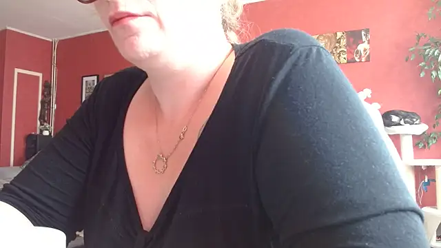 Snapshot of cruellaculdenfer67 chatting on June 11, 7:38 am cruellaculdenfer67 online show from June 11, 7:38 am
