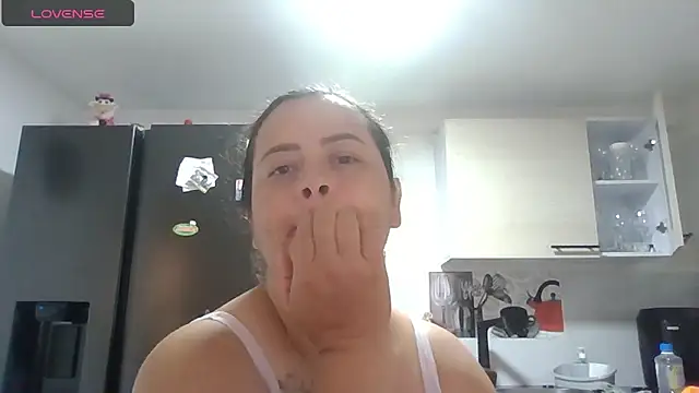 Snapshot of saramartinez1000 chatting on June 3, 2:18 pm saramartinez1000 online show from June 3, 2:18 pm