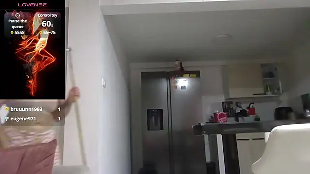 Snapshot of saramartinez1000 chatting on February 13, 9:27 pm saramartinez1000 online show from February 13, 9:27 pm