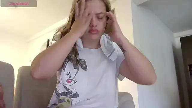 Snapshot of saramartinez1000 chatting on February 3, 2:13 pm saramartinez1000 online show from February 3, 2:13 pm