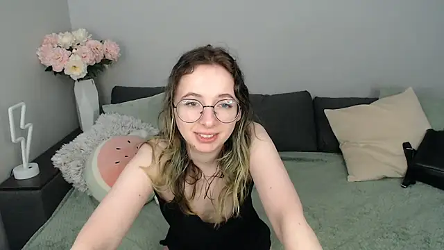 Snapshot of Mini_Diva chatting on September 21, 8:30 am Mini Diva online show from September 21, 8:30 am