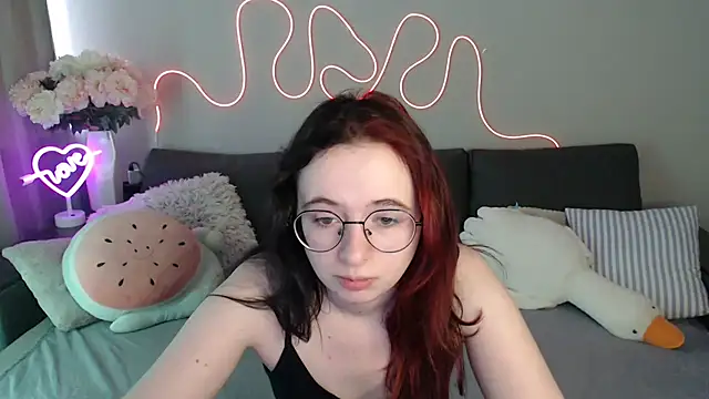 Snapshot of Mini_Diva chatting on June 24, 8:13 am Mini Diva online show from June 24, 8:13 am