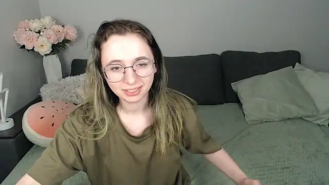 Snapshot of Mini_Diva chatting on October 1, 8:30 am Mini Diva online show from October 1, 8:30 am