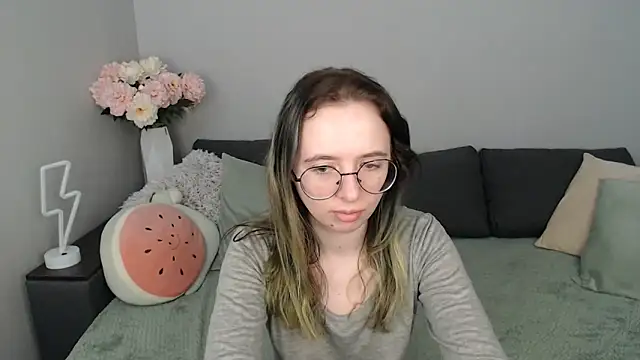 Snapshot of Mini_Diva chatting on September 13, 8:14 am Mini Diva online show from September 13, 8:14 am