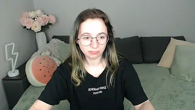 Snapshot of Mini_Diva chatting on September 10, 8:35 am Mini Diva online show from September 10, 8:35 am