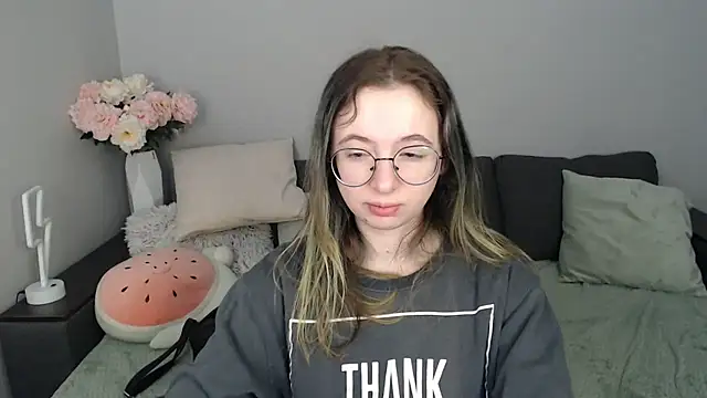 Snapshot of Mini_Diva chatting on October 15, 8:11 am Mini Diva online show from October 15, 8:11 am