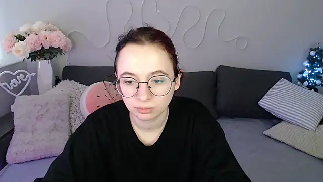 Snapshot of Mini_Diva chatting on December 16, 9:13 am Mini Diva online show from December 16, 9:13 am