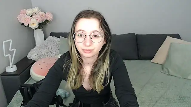 Snapshot of Mini_Diva chatting on September 15, 8:04 am Mini Diva online show from September 15, 8:04 am