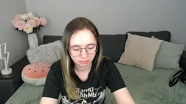 Snapshot of Mini_Diva chatting on September 26, 8:10 am Mini Diva online show from September 26, 8:10 am