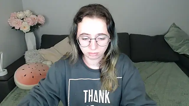 Snapshot of Mini_Diva chatting on October 24, 8:13 am Mini Diva online show from October 24, 8:13 am