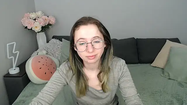 Snapshot of Mini_Diva chatting on September 14, 8:15 am Mini Diva online show from September 14, 8:15 am