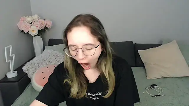 Snapshot of Mini_Diva chatting on September 22, 8:09 am Mini Diva online show from September 22, 8:09 am