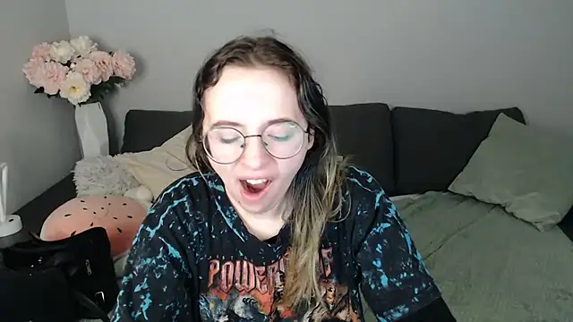 Snapshot of Mini_Diva chatting on October 26, 9:10 am Mini Diva online show from October 26, 9:10 am