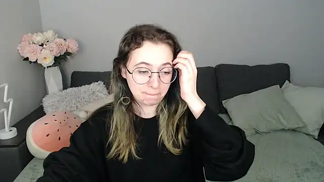 Snapshot of Mini_Diva chatting on October 10, 8:04 am Mini Diva online show from October 10, 8:04 am