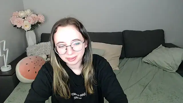 Snapshot of Mini_Diva chatting on October 12, 8:05 am Mini Diva online show from October 12, 8:05 am