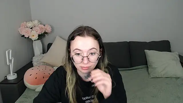 Snapshot of Mini_Diva chatting on October 17, 8:06 am Mini Diva online show from October 17, 8:06 am