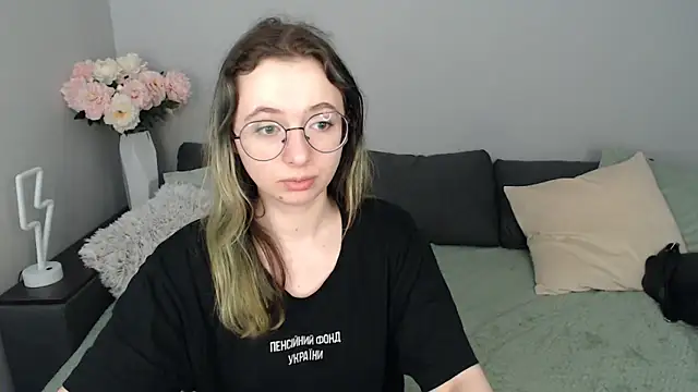 Snapshot of Mini_Diva chatting on September 23, 8:10 am Mini Diva online show from September 23, 8:10 am